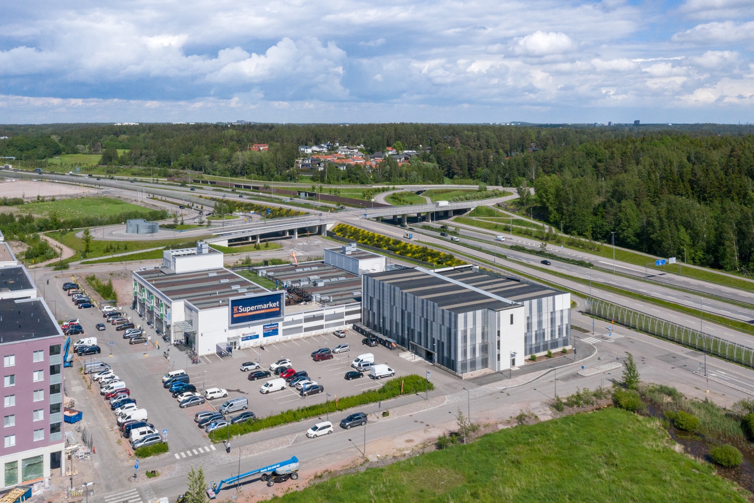 Vaalea, tasakattoinen kauppakeskus Suuris ilmasta kuvattuna Kehä II:n varrella.